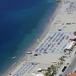 A Due Passi Dal Mare 4* 카토나