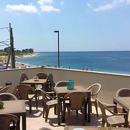 A Due Passi Dal Mare فندق مبيت وإفطار 4*