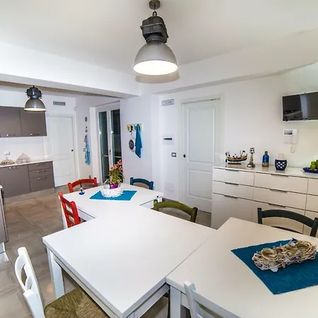 A Due Passi Dal Mare Bed & Breakfast *