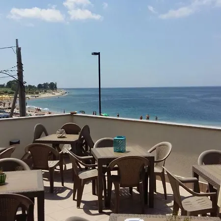 Frühstückspension A Due Passi Dal Mare Catona Di Reggio Calabria