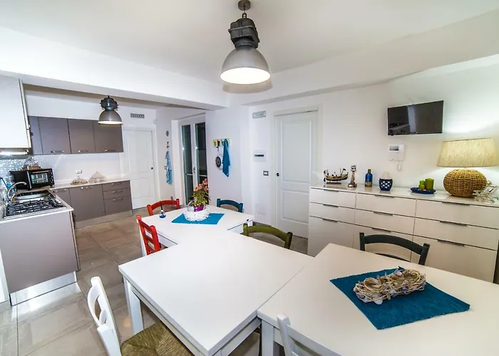 A Due Passi Dal Mare Bed & Breakfast 4*